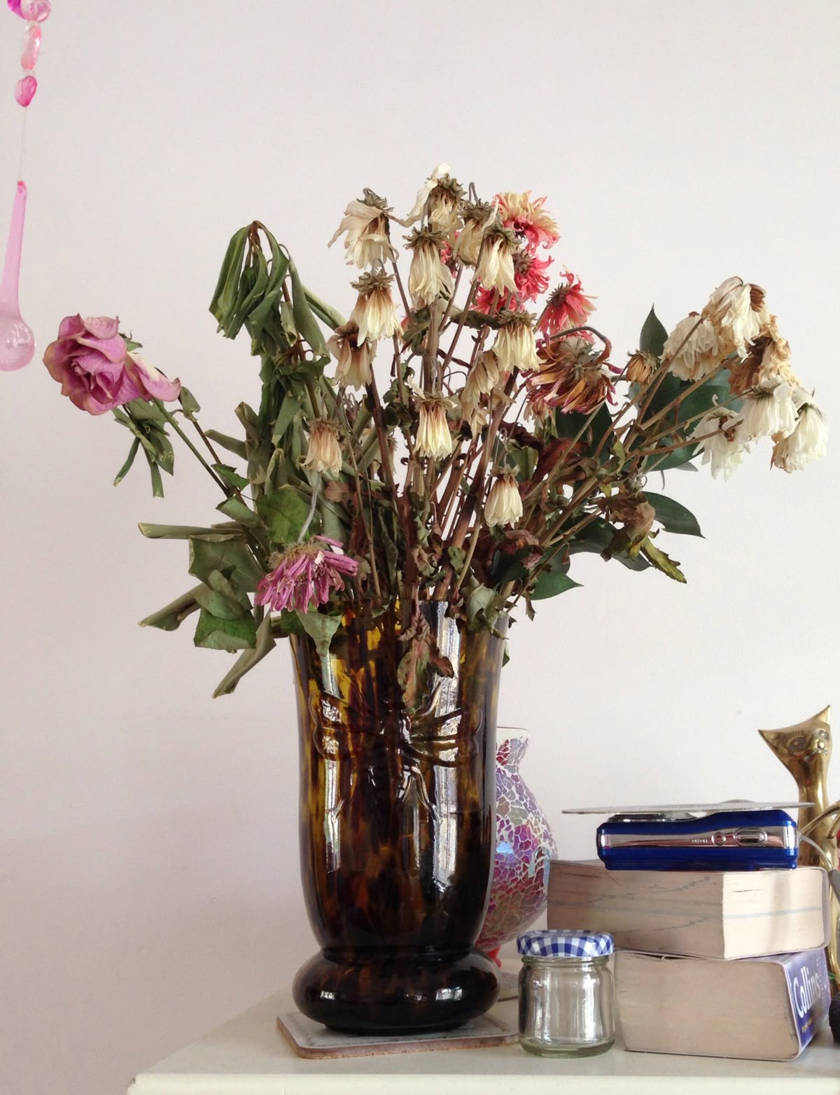 Vì sao hoa nhanh bị héo?