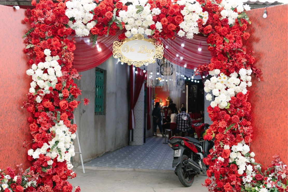 Cổng hoa cưới – điểm nhấn đầu tiên của buổi lễ