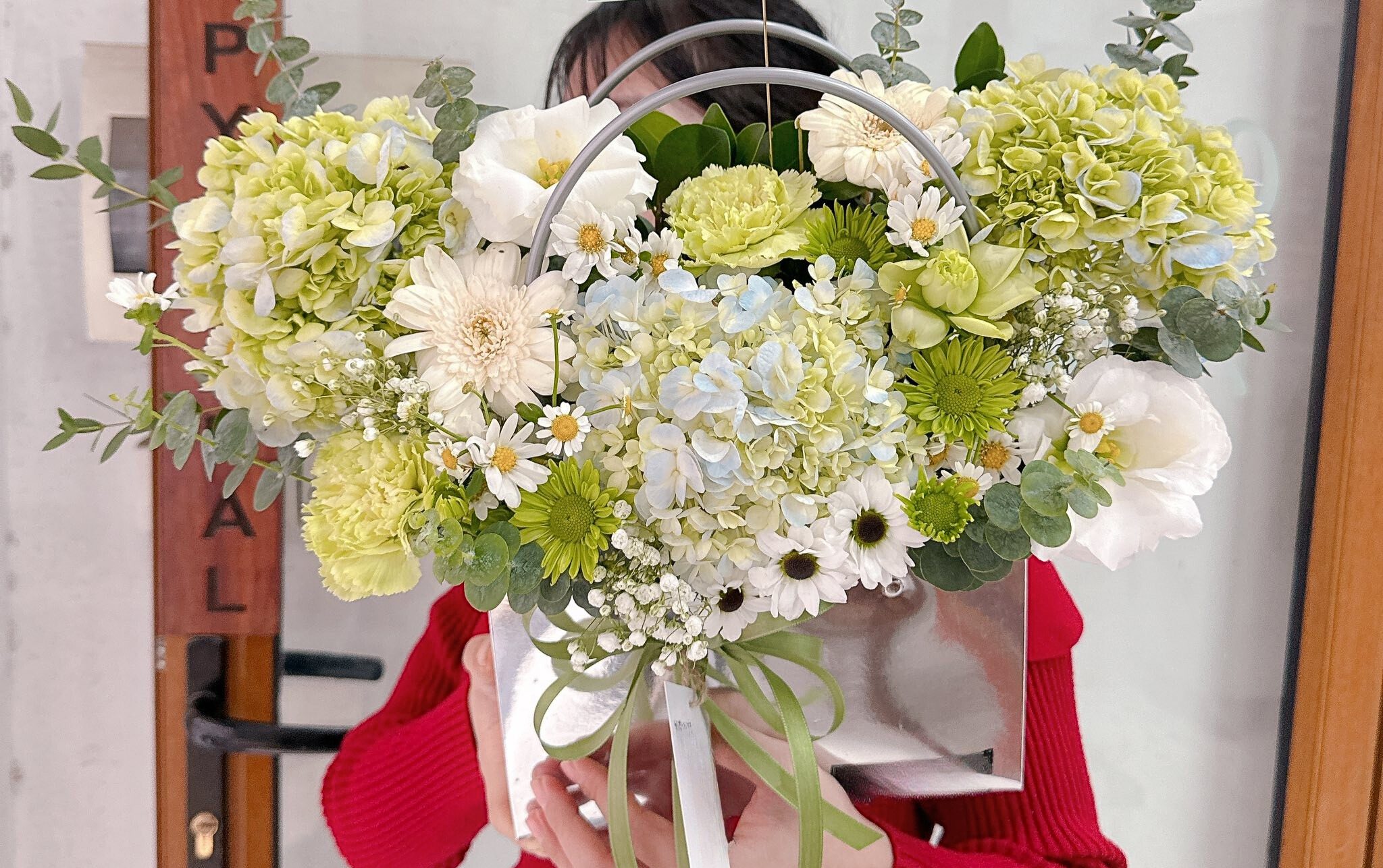 Hoa nào được yêu thích trong giỏ nhỏ?