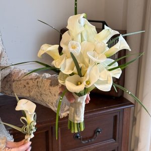 Hoa cưới cầm tay rum trắng