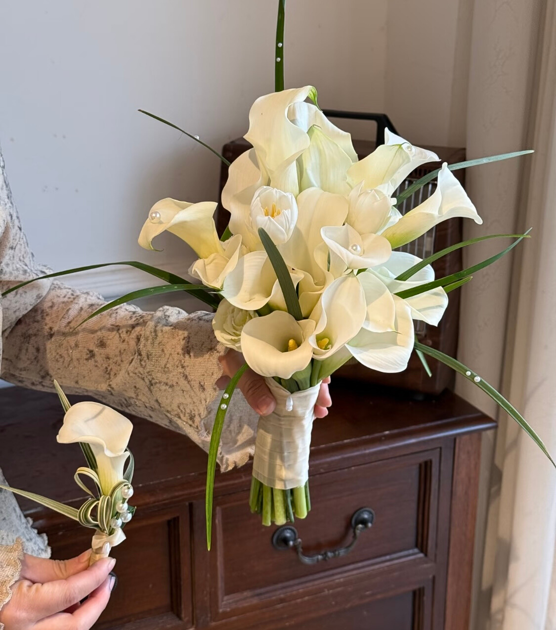 Hoa cưới cầm tay rum trắng